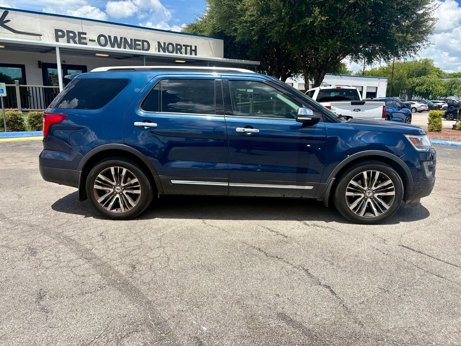 Used 2017 Ford Explorer Platinum AWD/4WD image 2