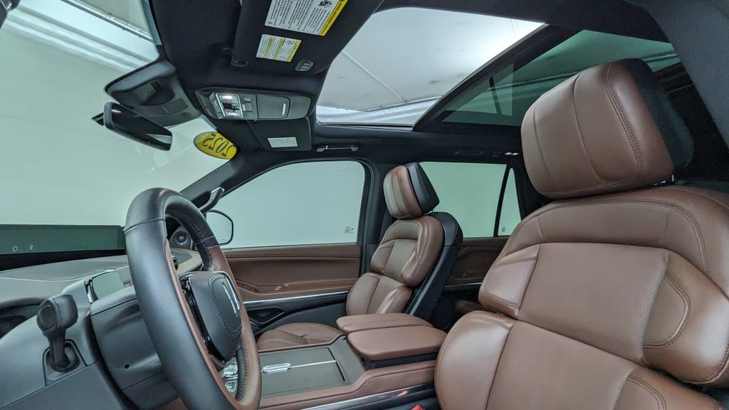 Used 2025 Lincoln Navigator L Reserve image 3