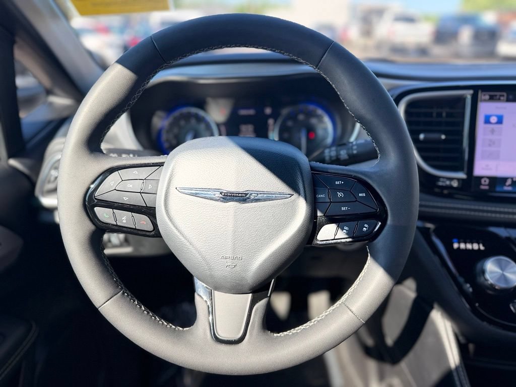 Used 2025 Chrysler Pacifica Limited FWD image 13