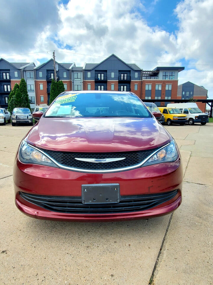 Used 2017 Chrysler Pacifica Touring image 2