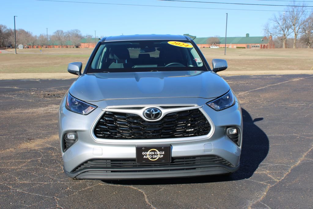 Used 2024 Toyota Highlander LE image 3