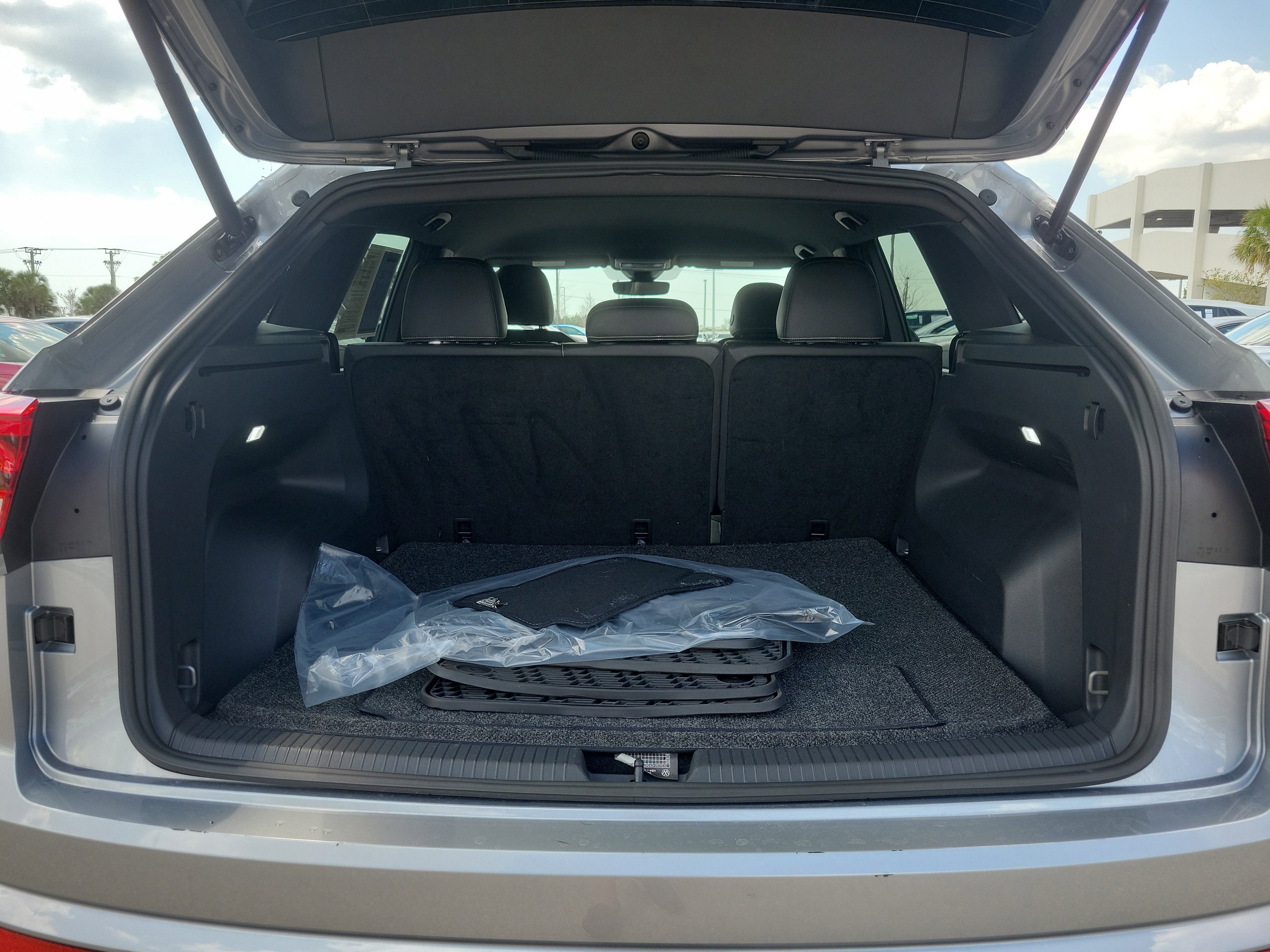 Used 2025 Volkswagen Atlas Cross Sport SE image 12