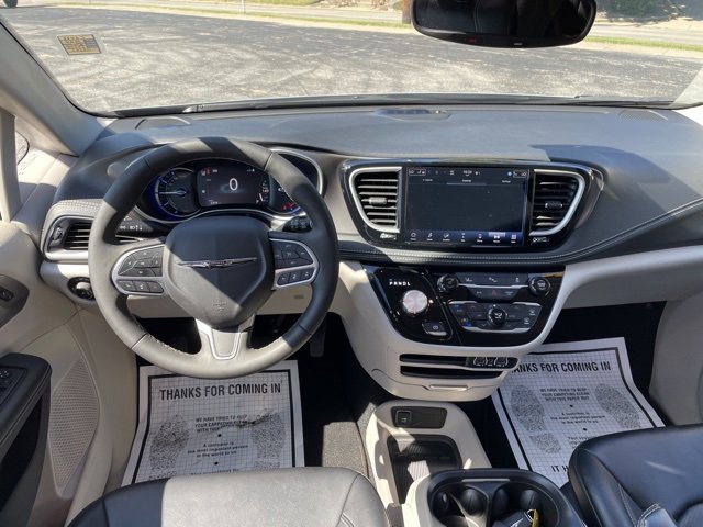Used 2024 Chrysler Pacifica Select image 16