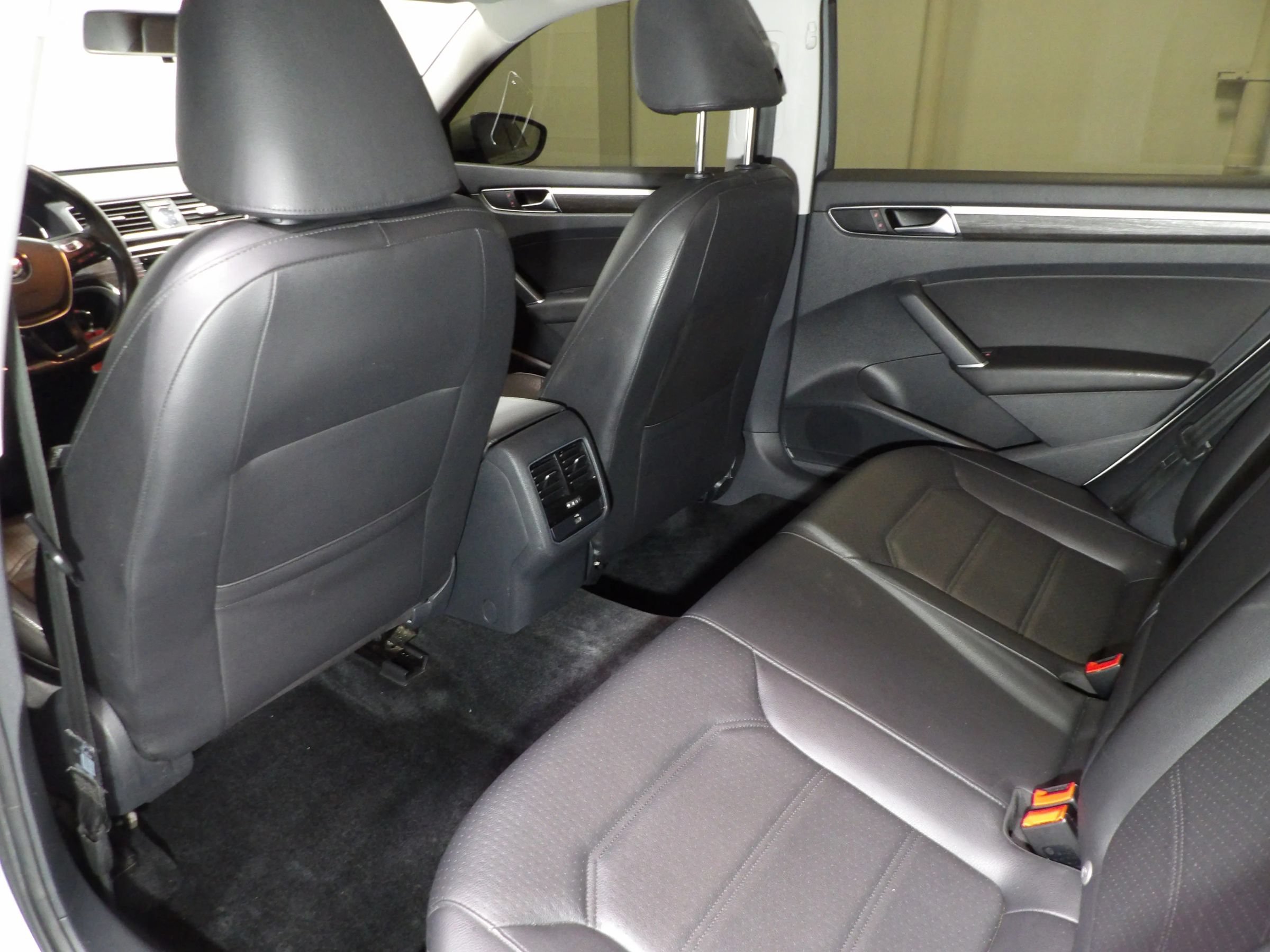 Used 2016 Volkswagen Passat 1.8T SE FWD image 11