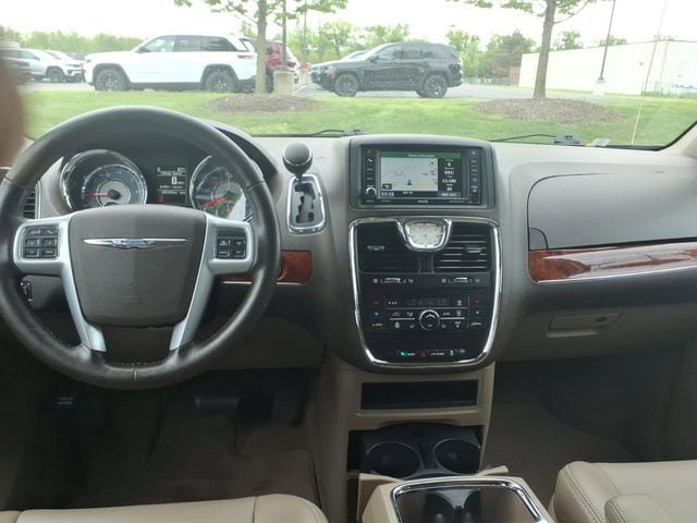 Used 2014 Chrysler Town & Country Touring-L w/ Driver Convenience Group FWD image 11