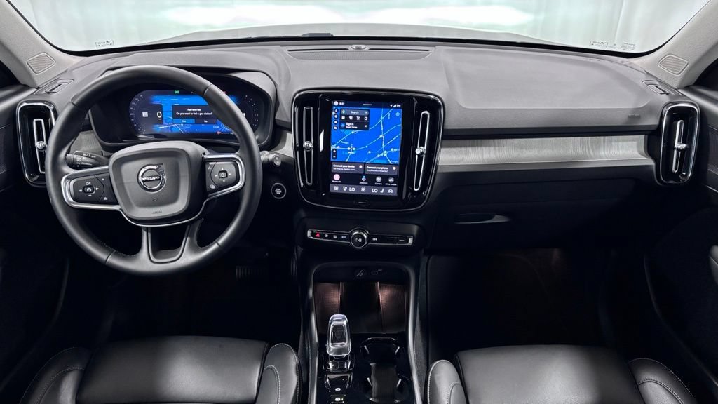 Certified 2025 Volvo XC40 B5 Plus AWD/4WD image 2