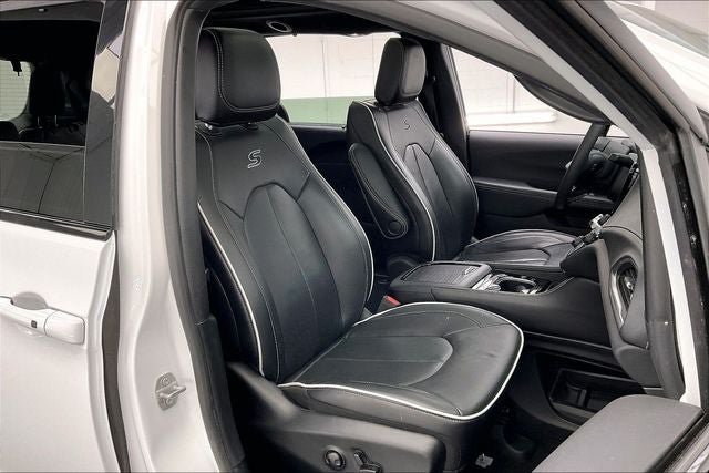 Used 2025 Chrysler Pacifica Limited FWD image 7