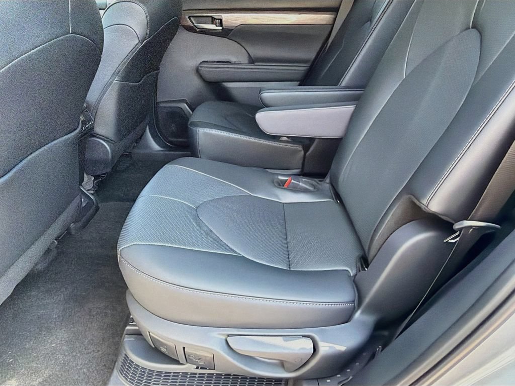 Used 2026 Toyota Highlander Limited AWD/4WD image 24