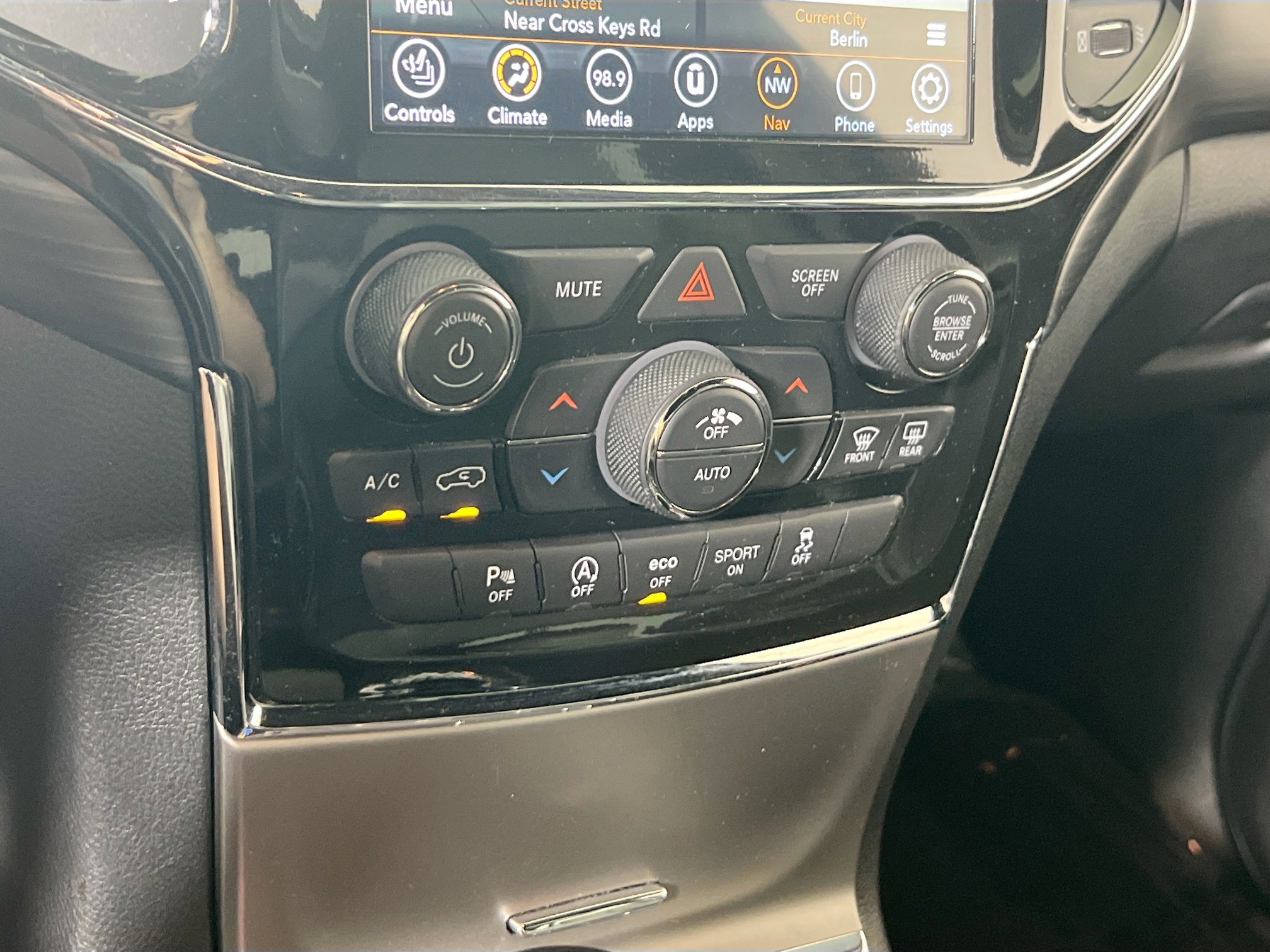 Used 2022 Jeep Grand Cherokee Laredo X image 16