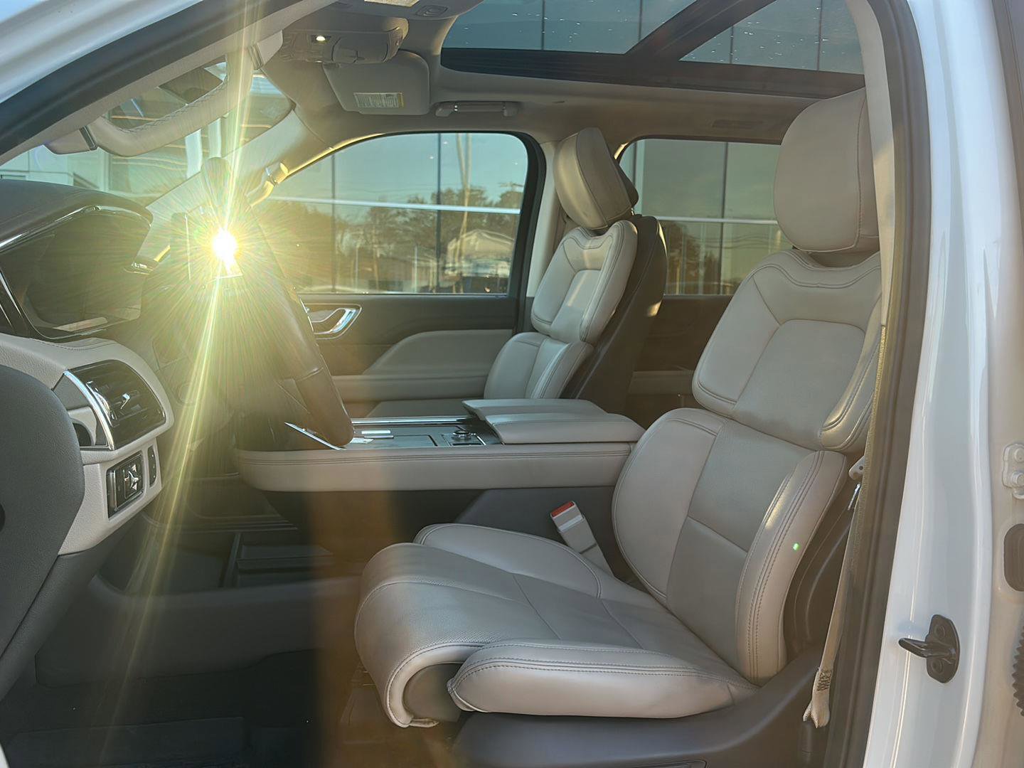 Used 2024 Lincoln Navigator Premiere AWD/4WD image 9
