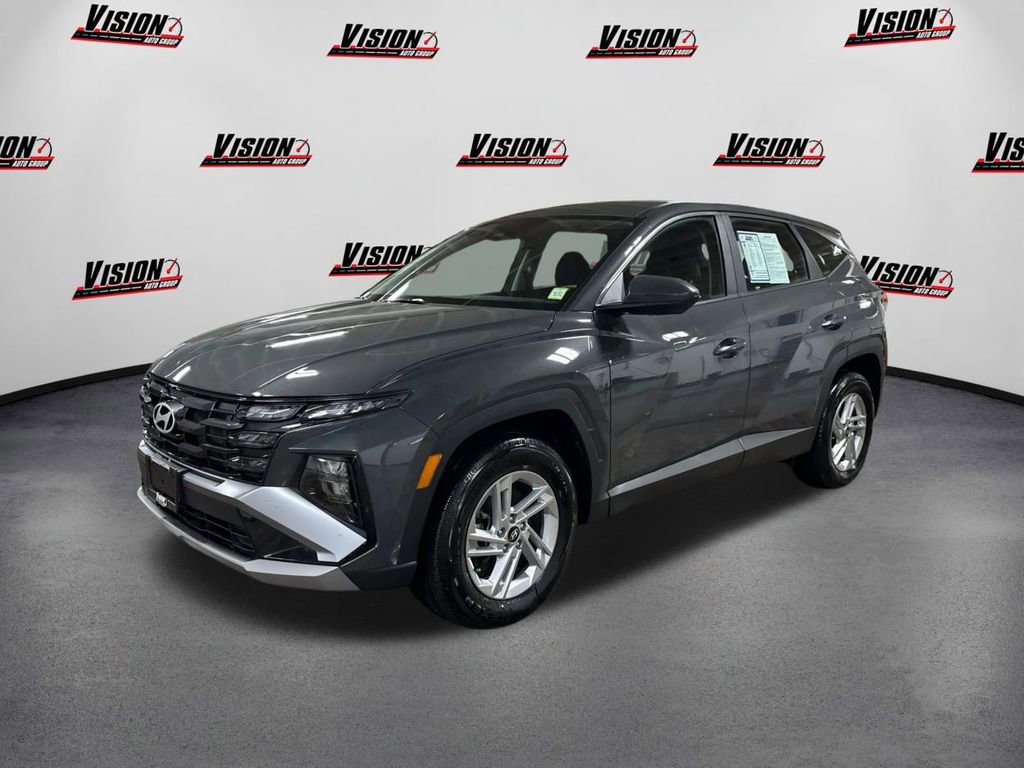 Certified 2025 Hyundai Tucson SE image 1