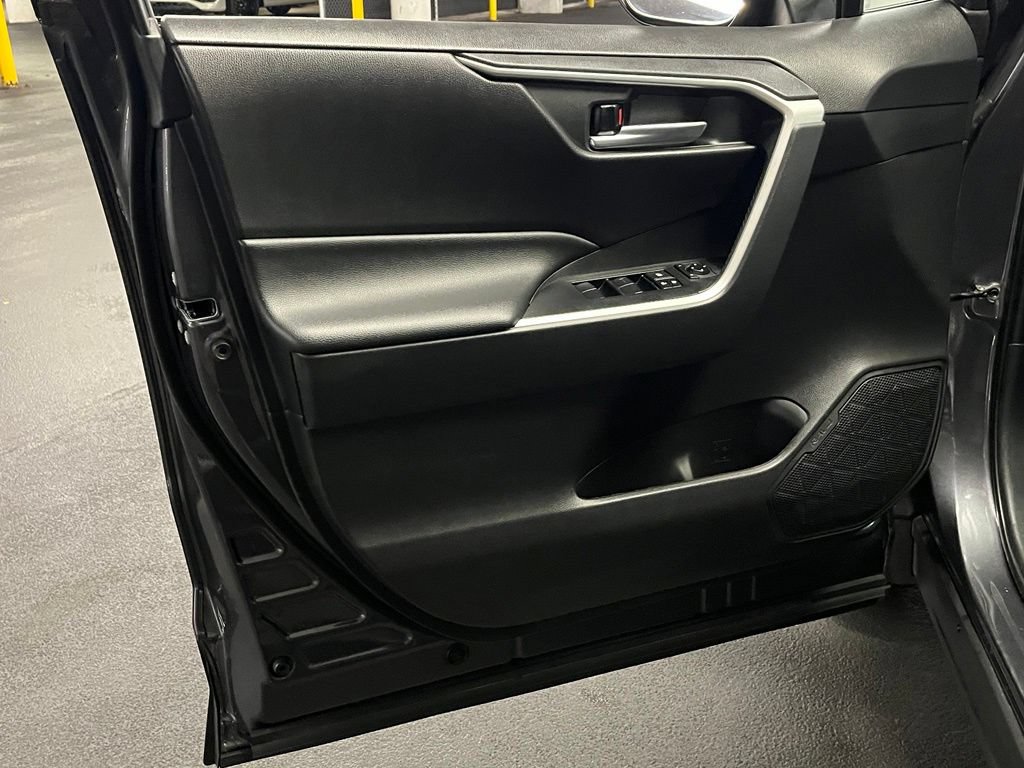 Used 2020 Toyota RAV4 XLE w/ Convenience Package AWD/4WD image 18