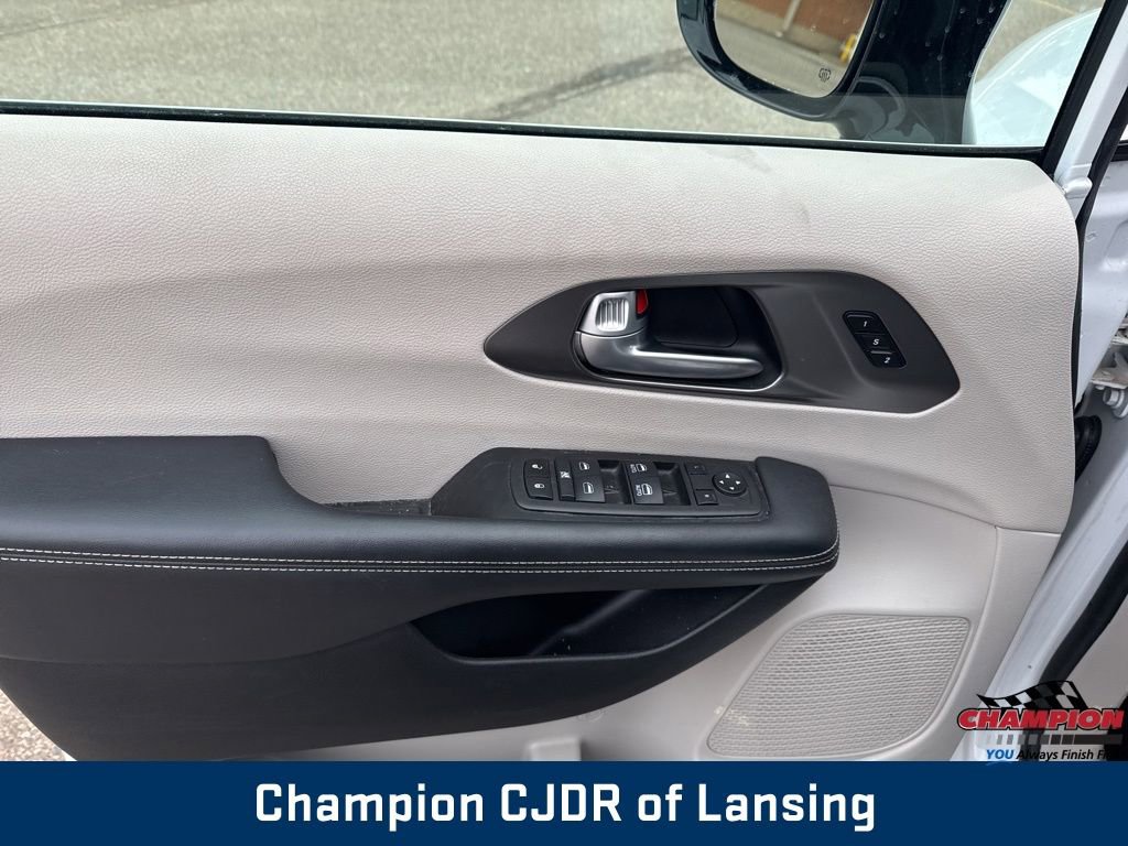 Used 2024 Chrysler Pacifica Touring-L image 21