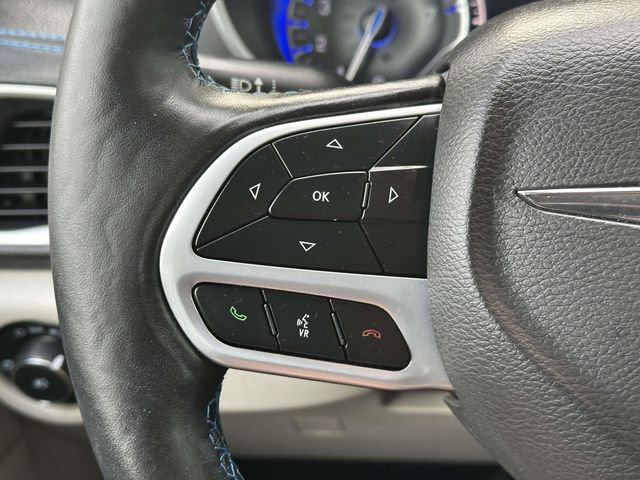 Used 2021 Chrysler Pacifica Touring-L w/ Uconnect Theater Family Group FWD image 11