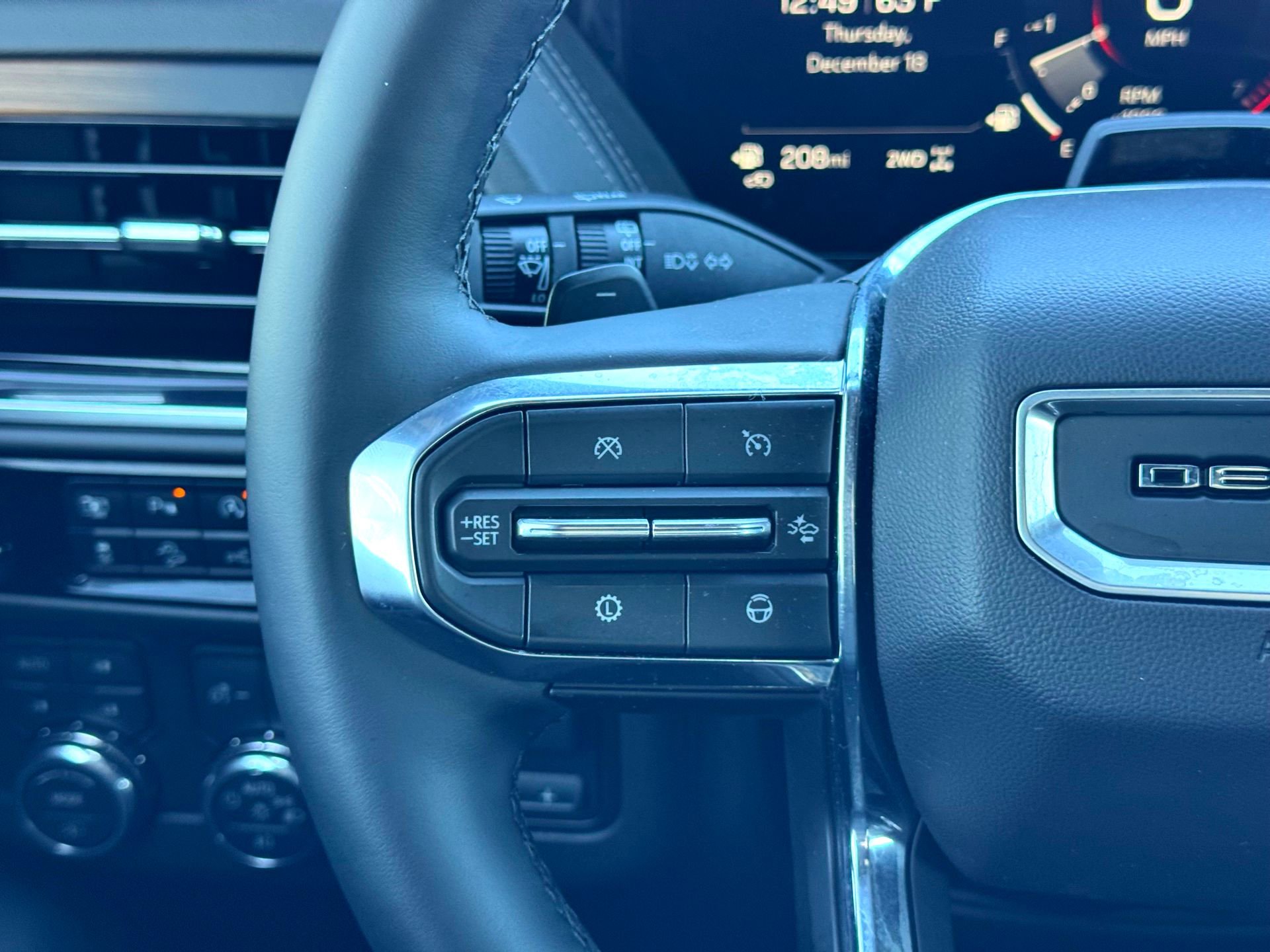 Used 2025 GMC Yukon XL Denali w/ Denali Reserve Package image 28