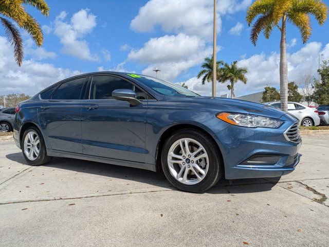 Used 2018 Ford Fusion SE w/ Fusion SE Technology Package image 2