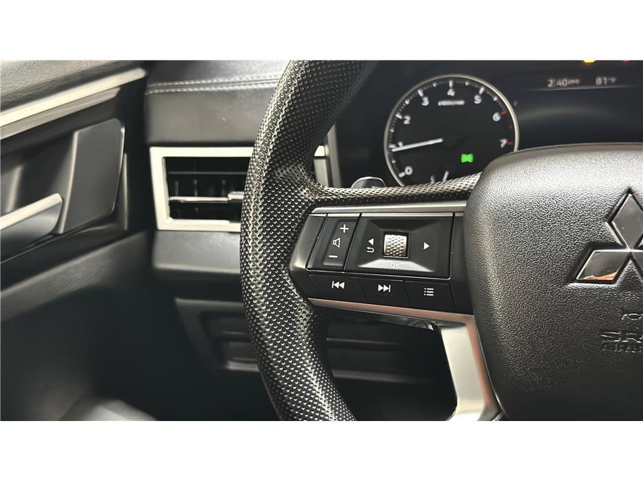 Used 2025 Mitsubishi Outlander ES FWD image 34