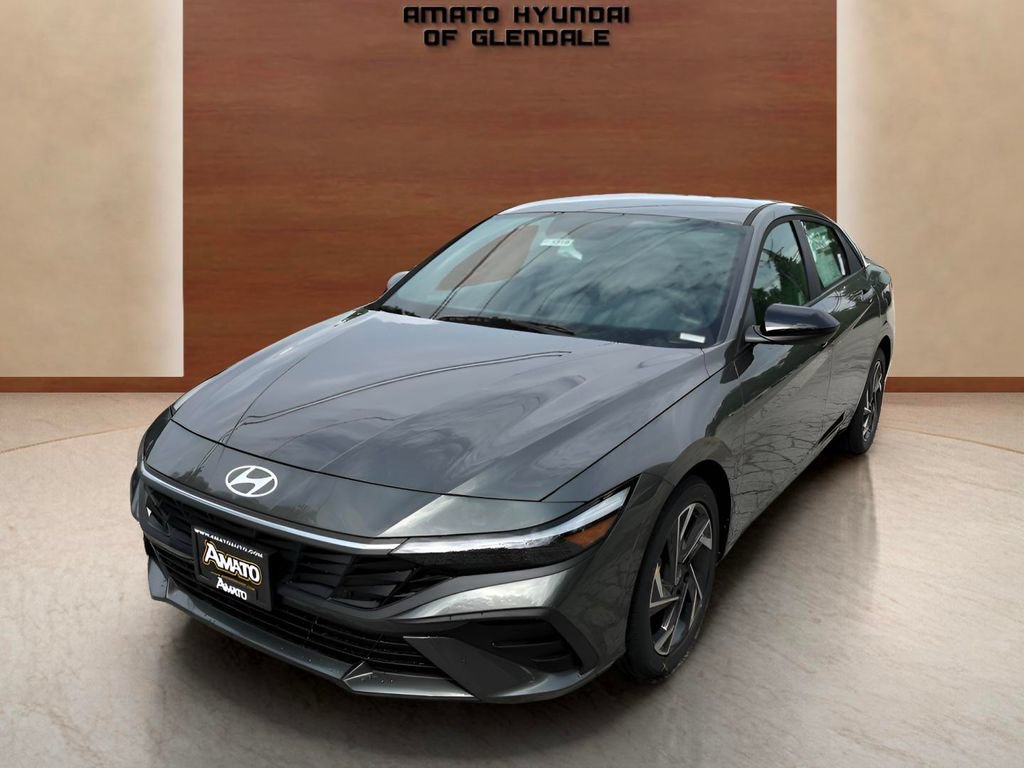 Used 2025 Hyundai Elantra Sport FWD image 2