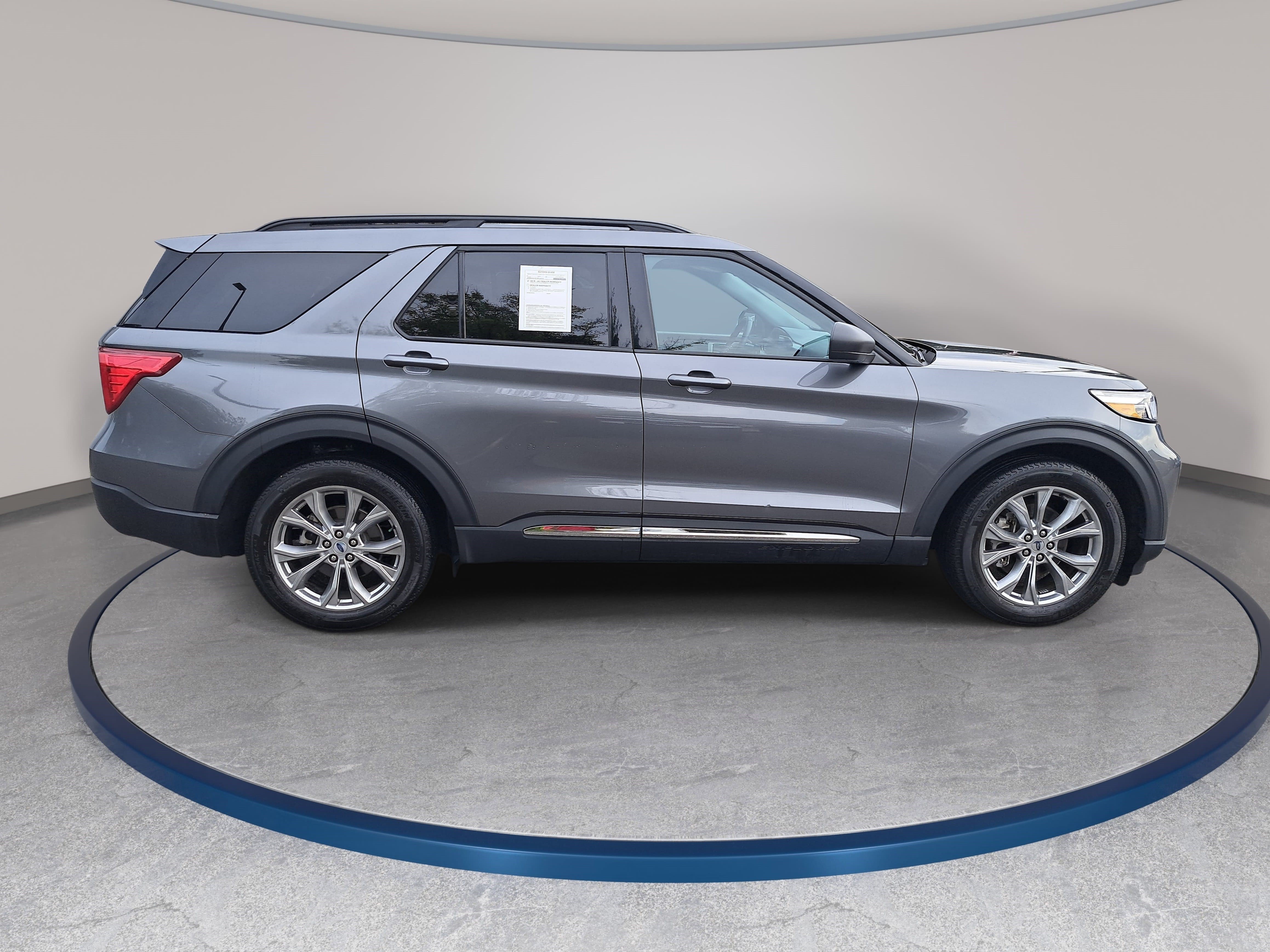 Used 2023 Ford Explorer XLT w/ Equipment Group 202A RWD image 4