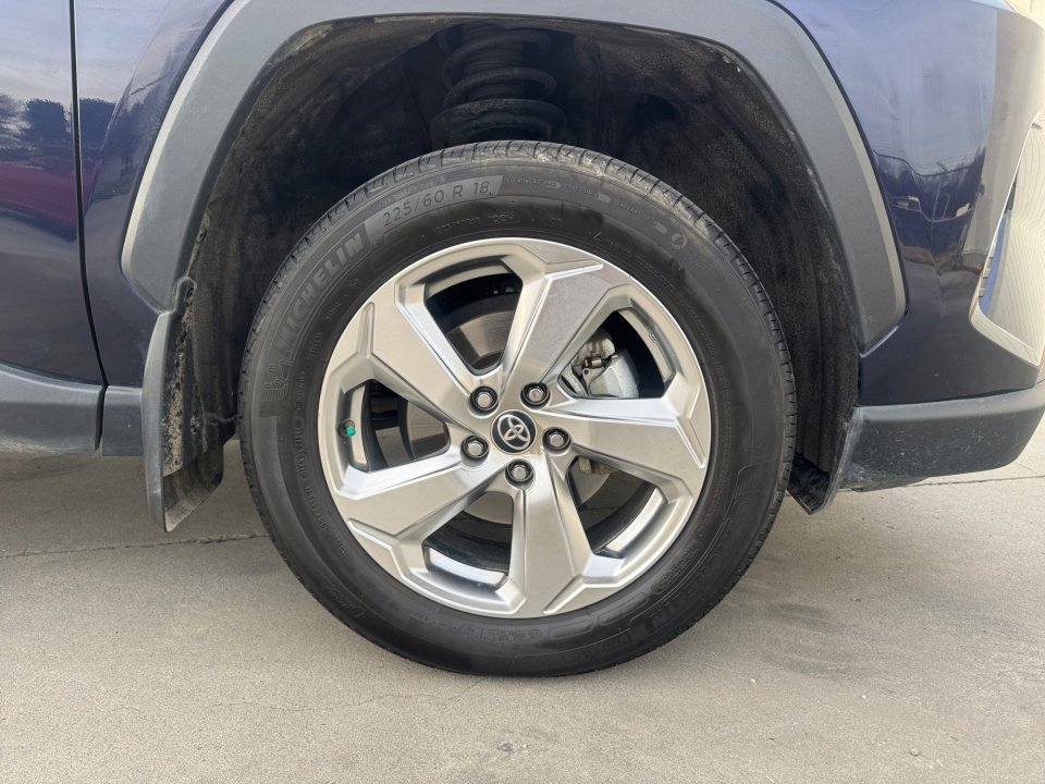 Used 2021 Toyota RAV4 XLE Premium image 29