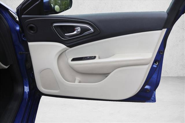 Used 2015 Chrysler 200 Limited FWD image 28