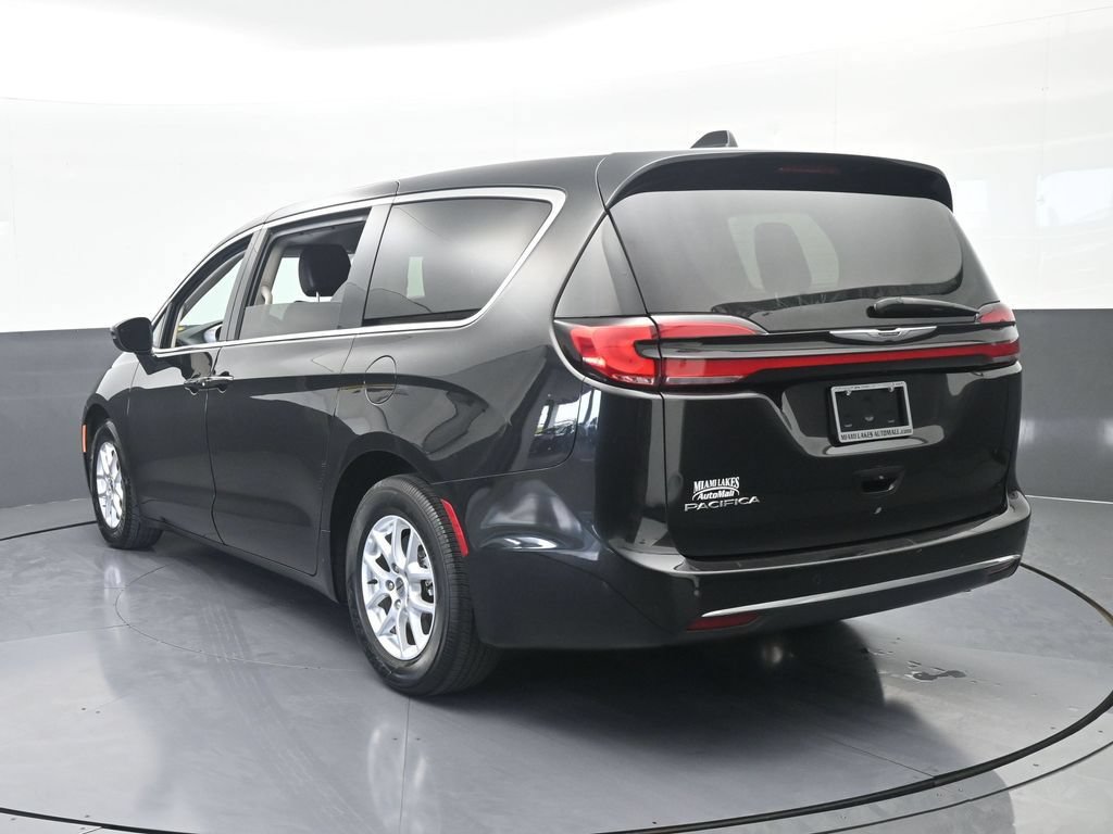 Used 2023 Chrysler Pacifica Touring-L FWD image 4