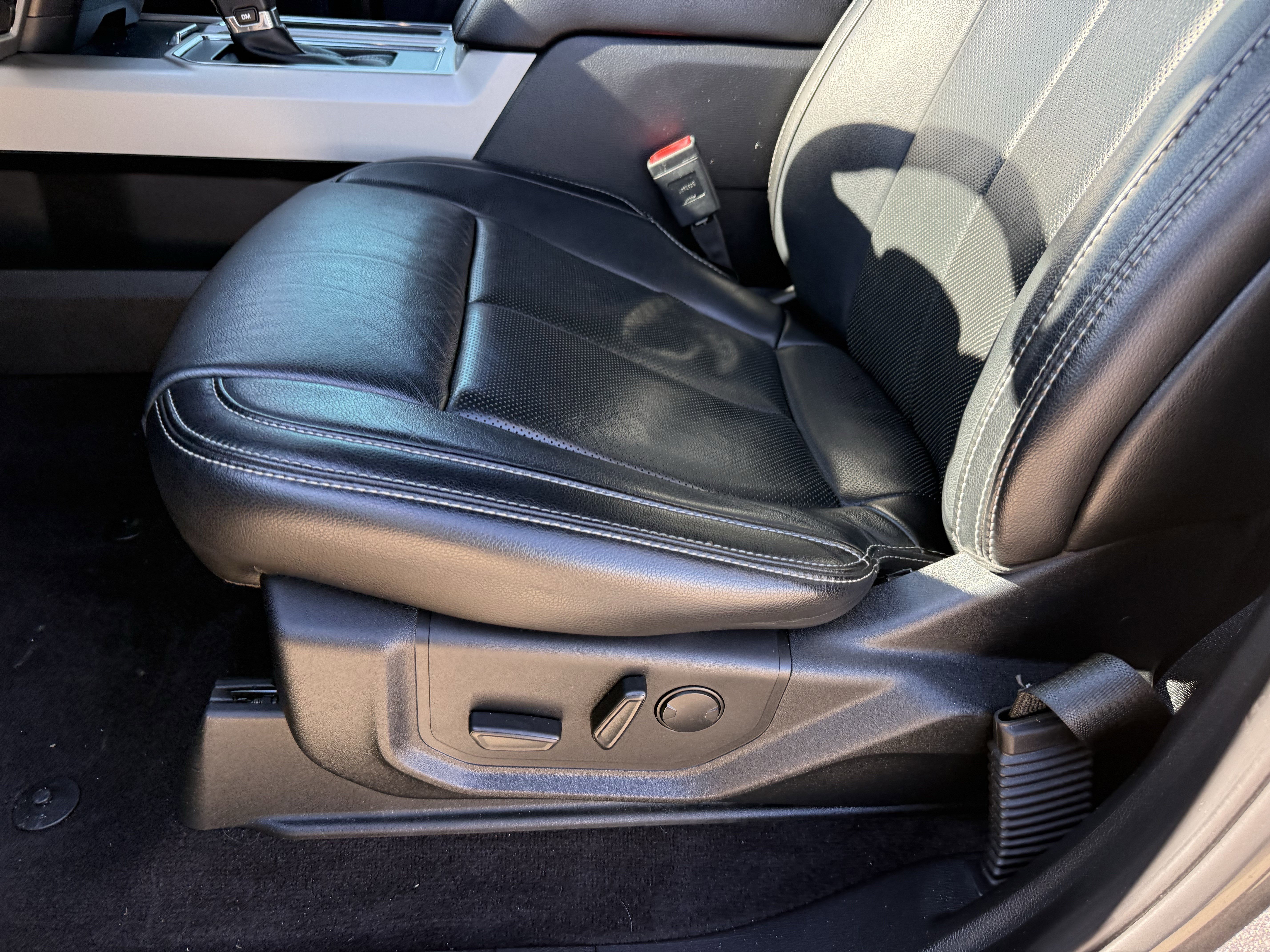 Used 2019 Ford F150 Lariat image 29