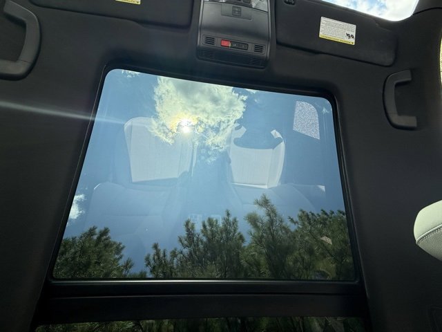 Used 2022 Volkswagen Tiguan SE R-Line image 8