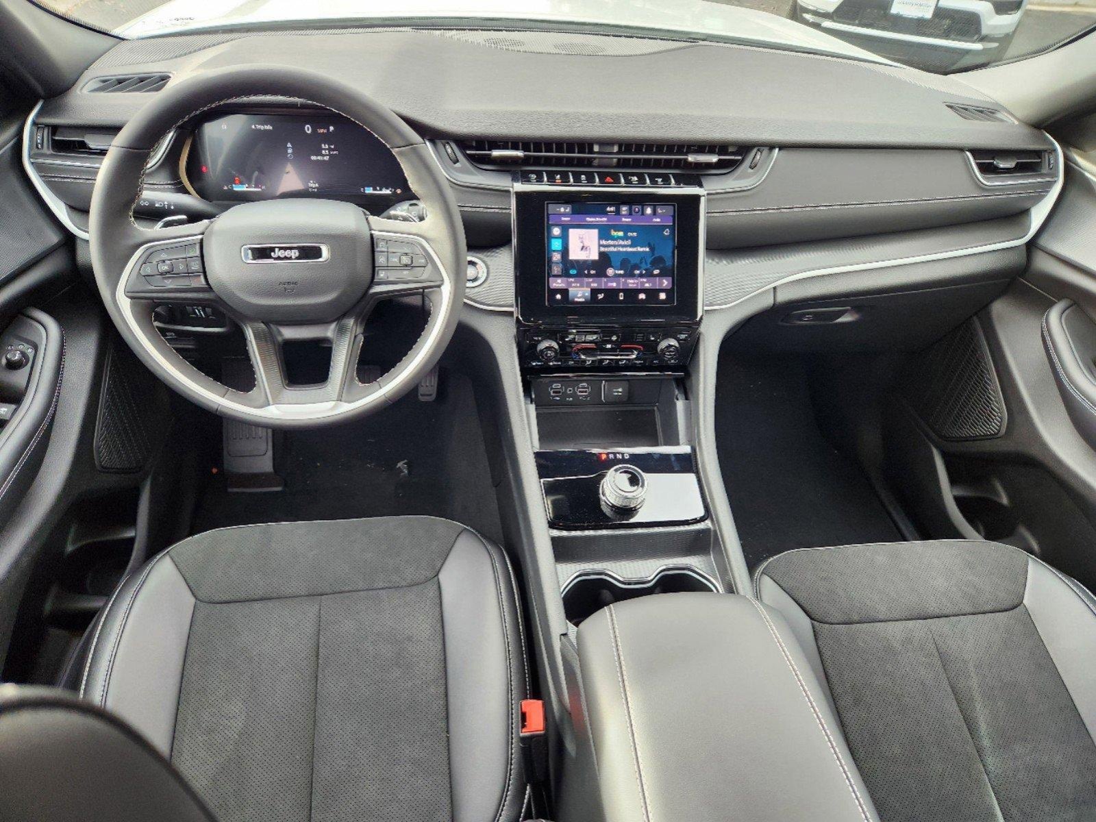 New 2025 Jeep Grand Cherokee Altitude image 15