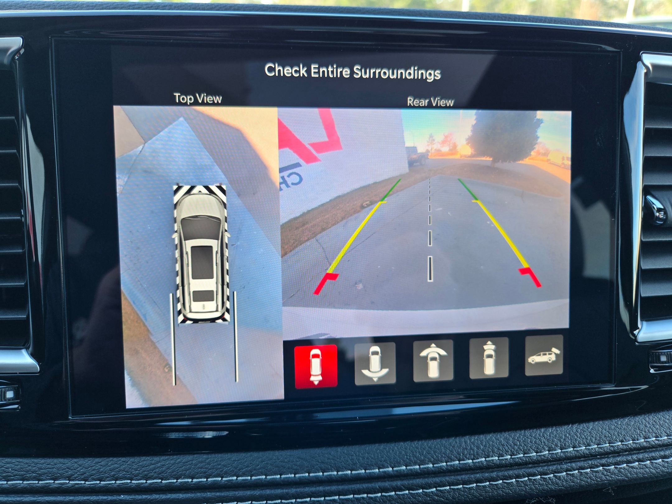 New 2026 Chrysler Pacifica Limited w/ Uconnect Theater Family Group image 29