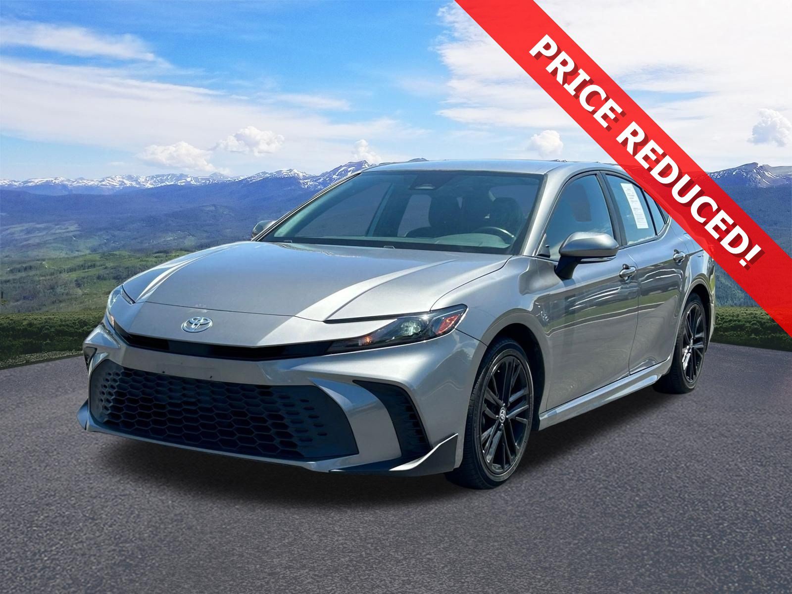 Used 2025 Toyota Camry SE FWD image 1