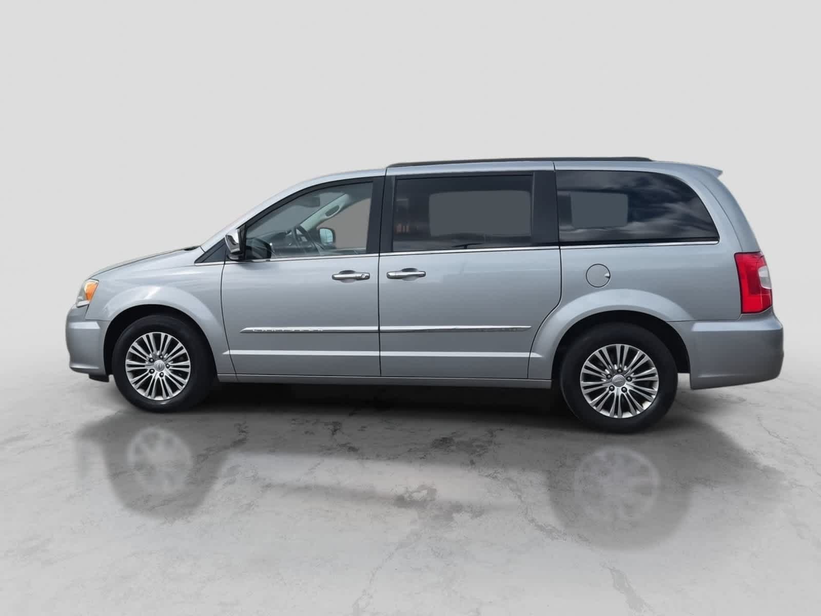 Used 2014 Chrysler Town & Country Touring-L w/ Driver Convenience Group FWD image 5