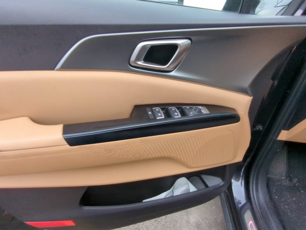 Used 2022 Kia Carnival LX FWD image 8