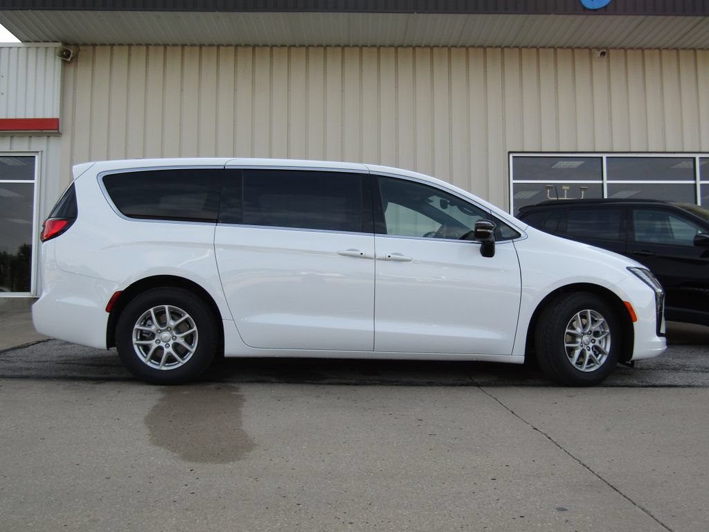 New 2027 Chrysler Pacifica Select FWD image 2