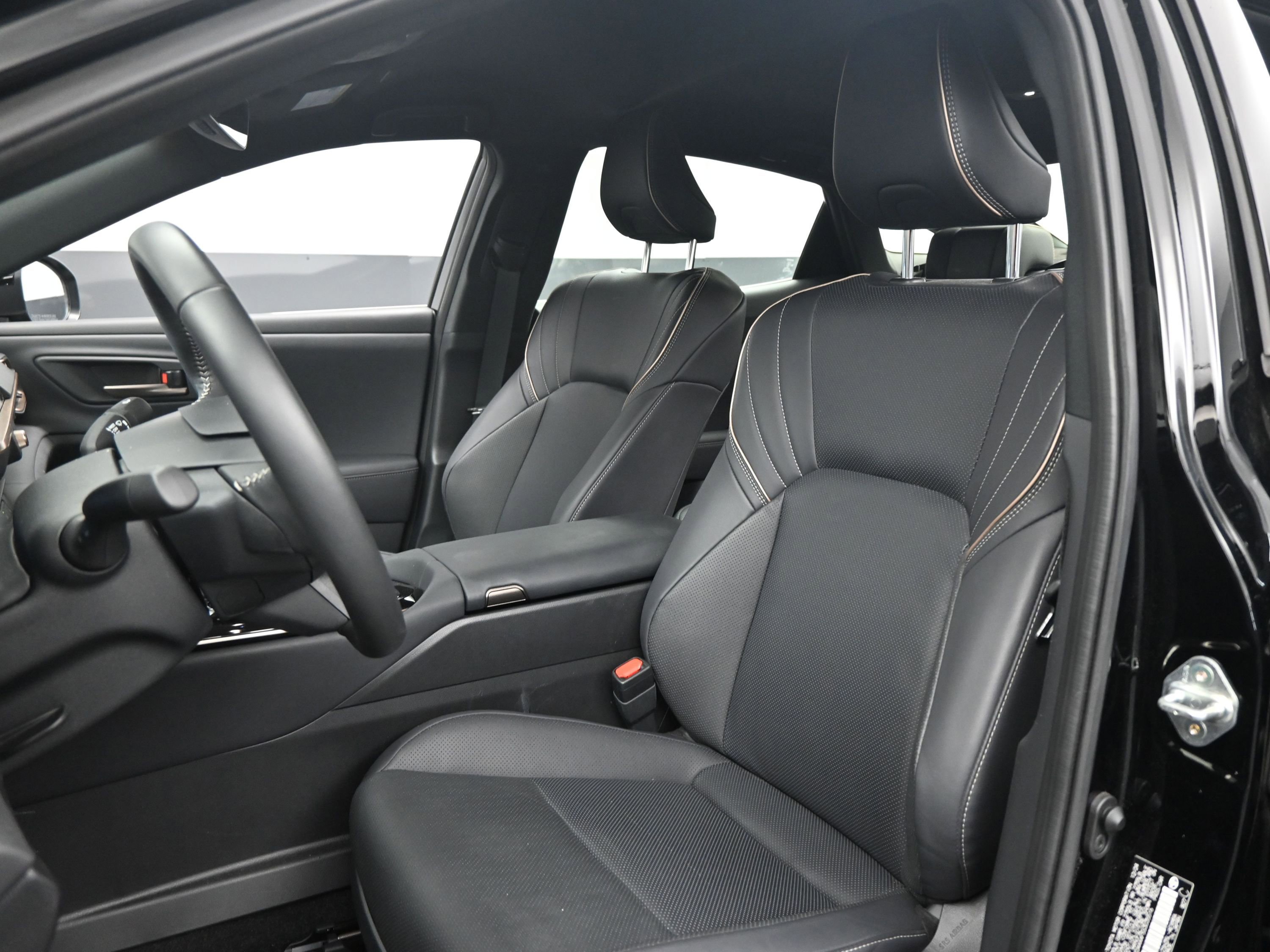 Certified 2025 Toyota Crown XLE image 17