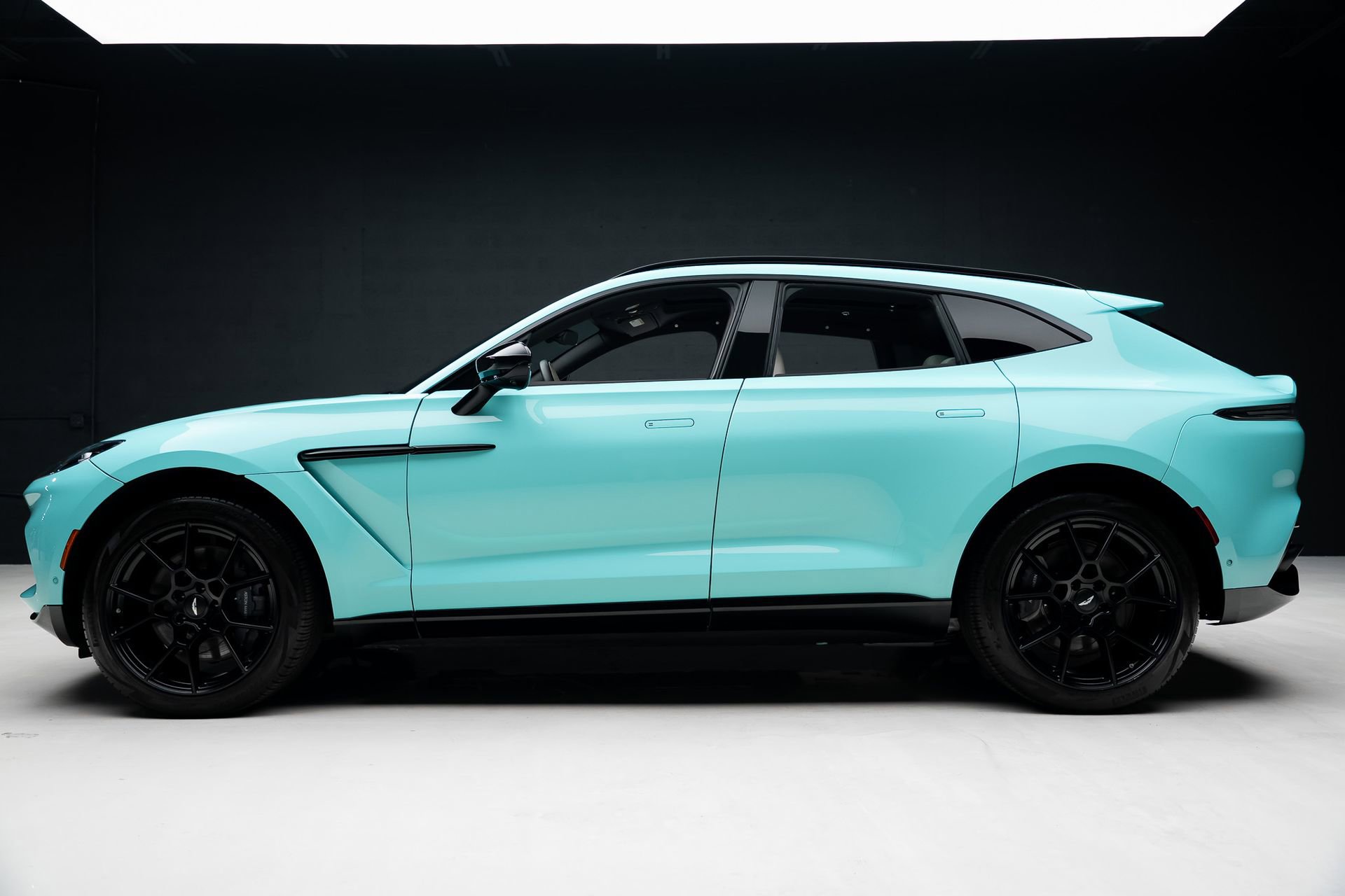 Used 2023 Aston Martin DBX AWD/4WD image 17