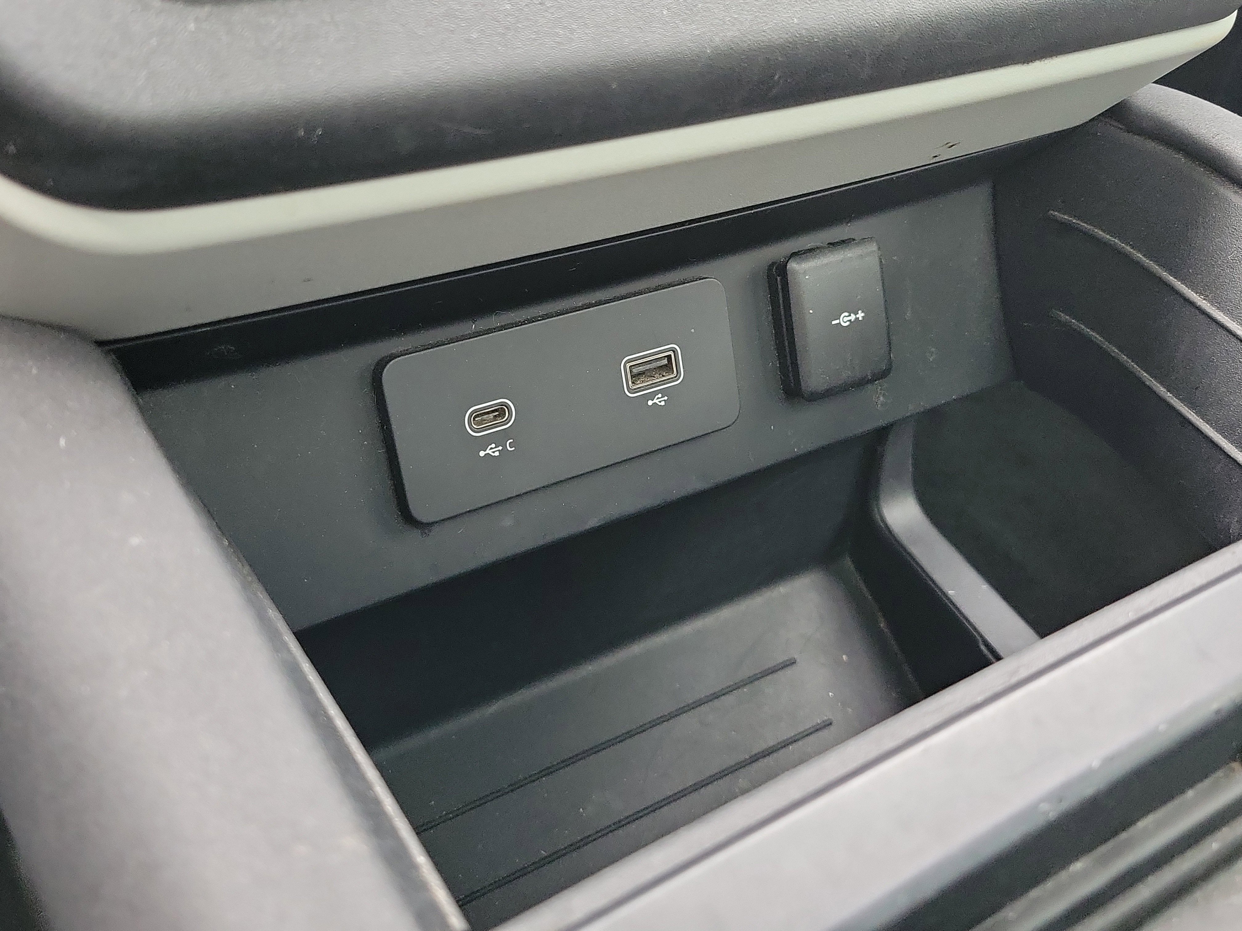 Used 2020 Land Rover Defender 110 SE image 37