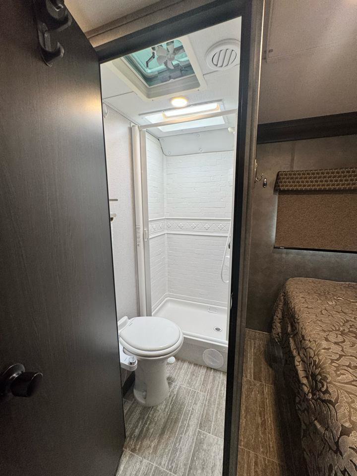 Used 2019 Chevrolet Express 4500 w/ RV Package RWD image 31