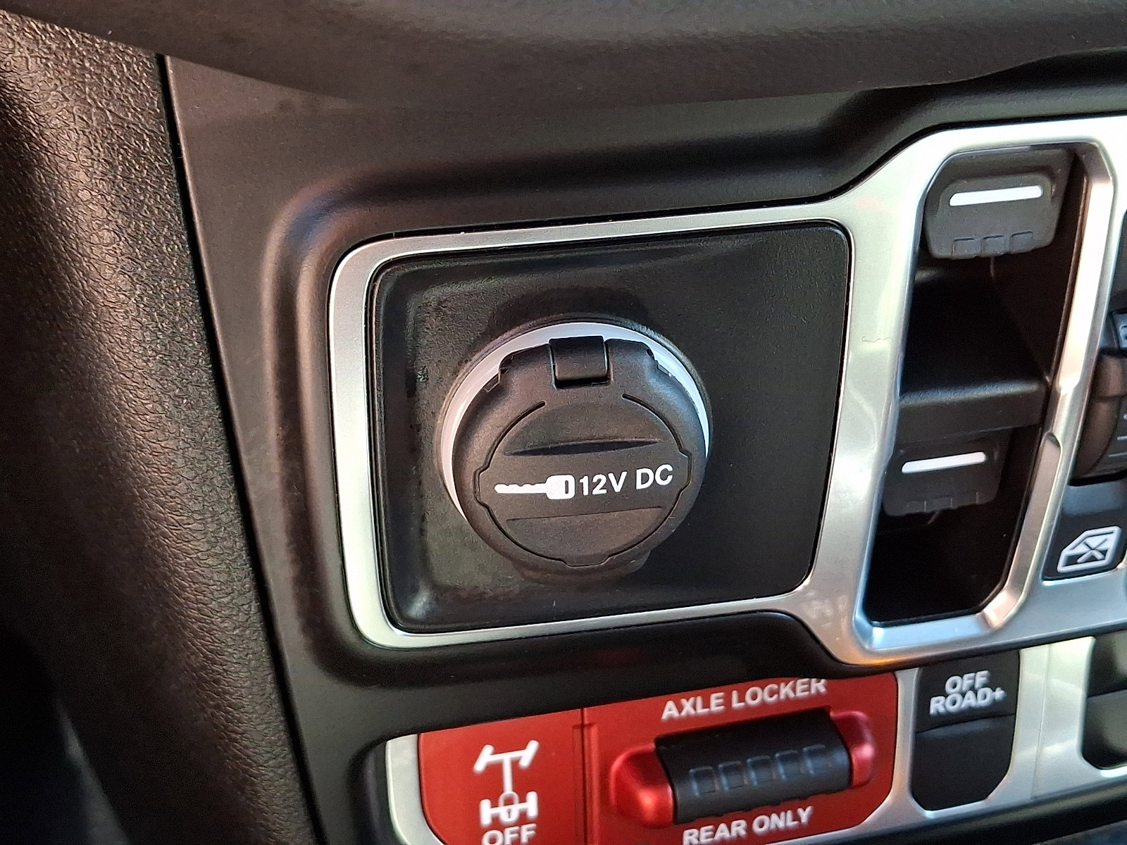 Used 2024 Jeep Gladiator Mojave AWD/4WD image 24