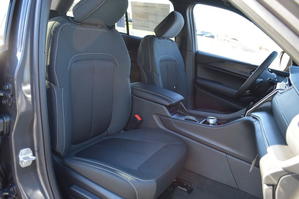 New 2025 Jeep Grand Cherokee Laredo X w/ Luxury Tech Group I image 28