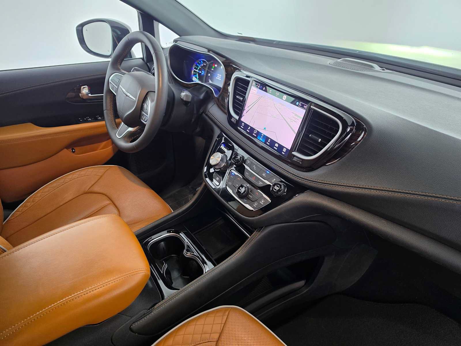Used 2023 Chrysler Pacifica Pinnacle FWD image 11