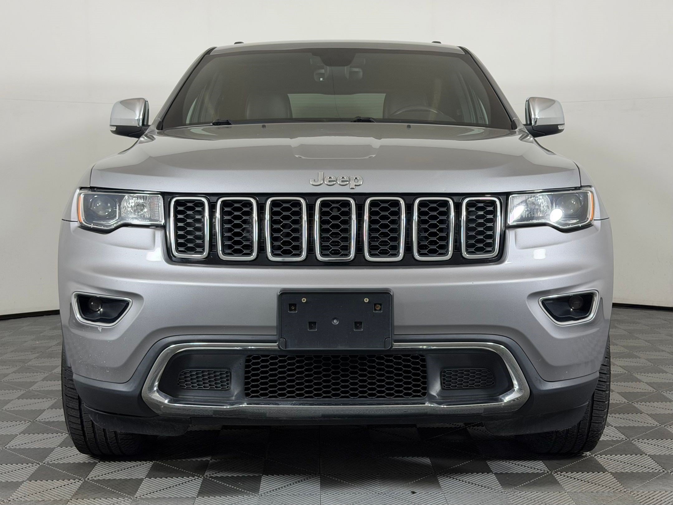 Used 2017 Jeep Grand Cherokee Limited AWD/4WD image 6