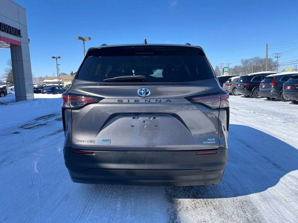 Used 2023 Toyota Sienna XLE image 5
