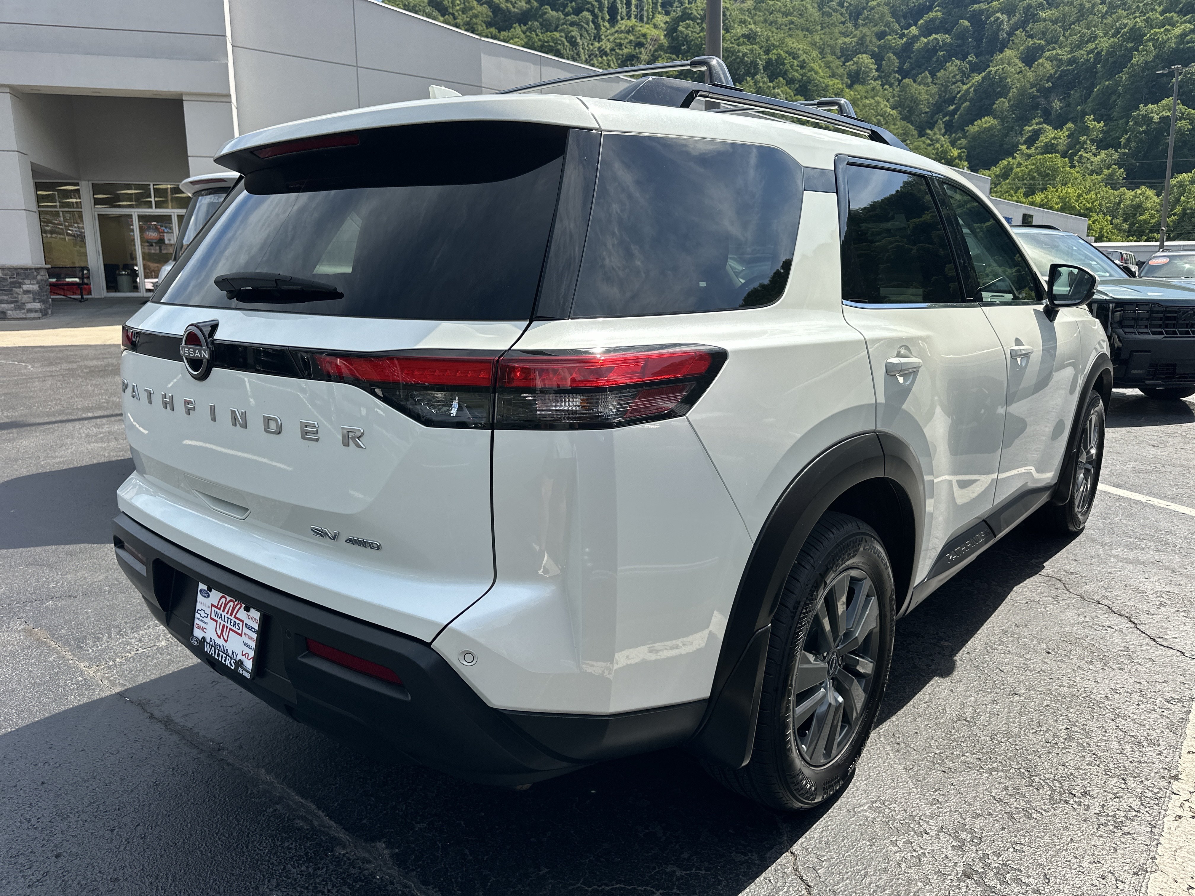 Used 2024 Nissan Pathfinder SV AWD/4WD image 2