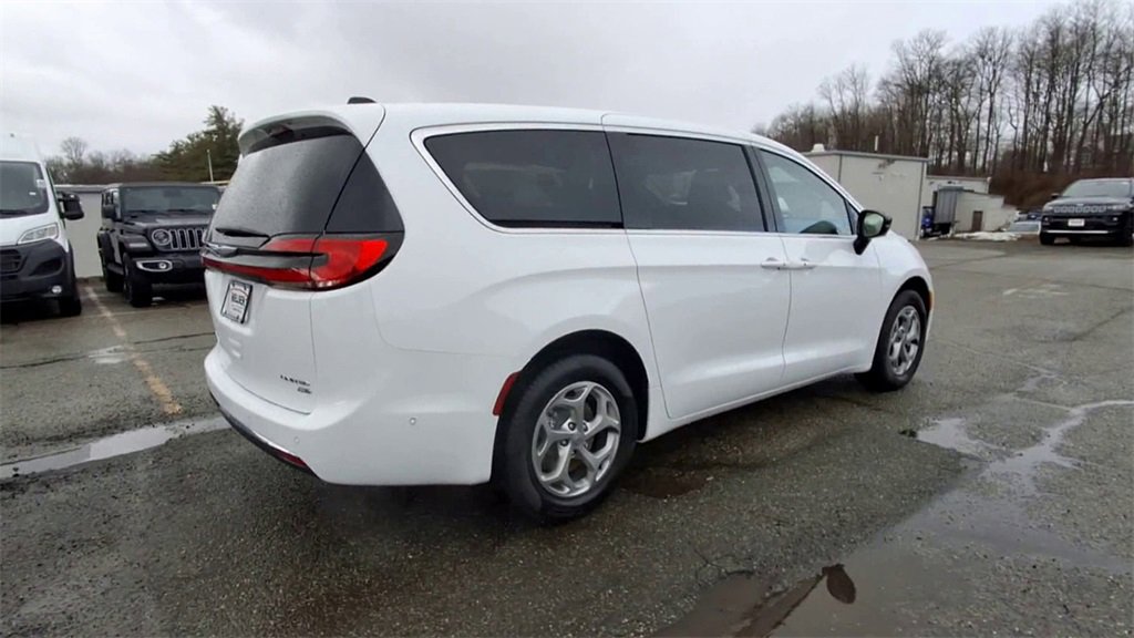Certified 2024 Chrysler Pacifica Limited image 8
