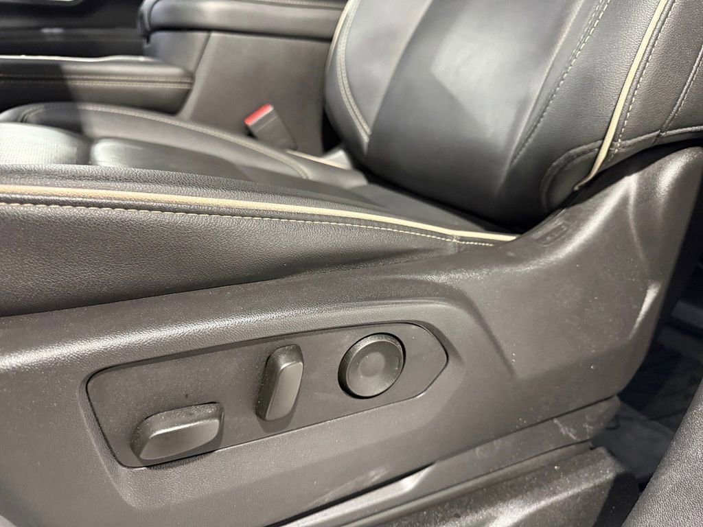 Used 2025 GMC Yukon XL Elevation AWD/4WD image 25