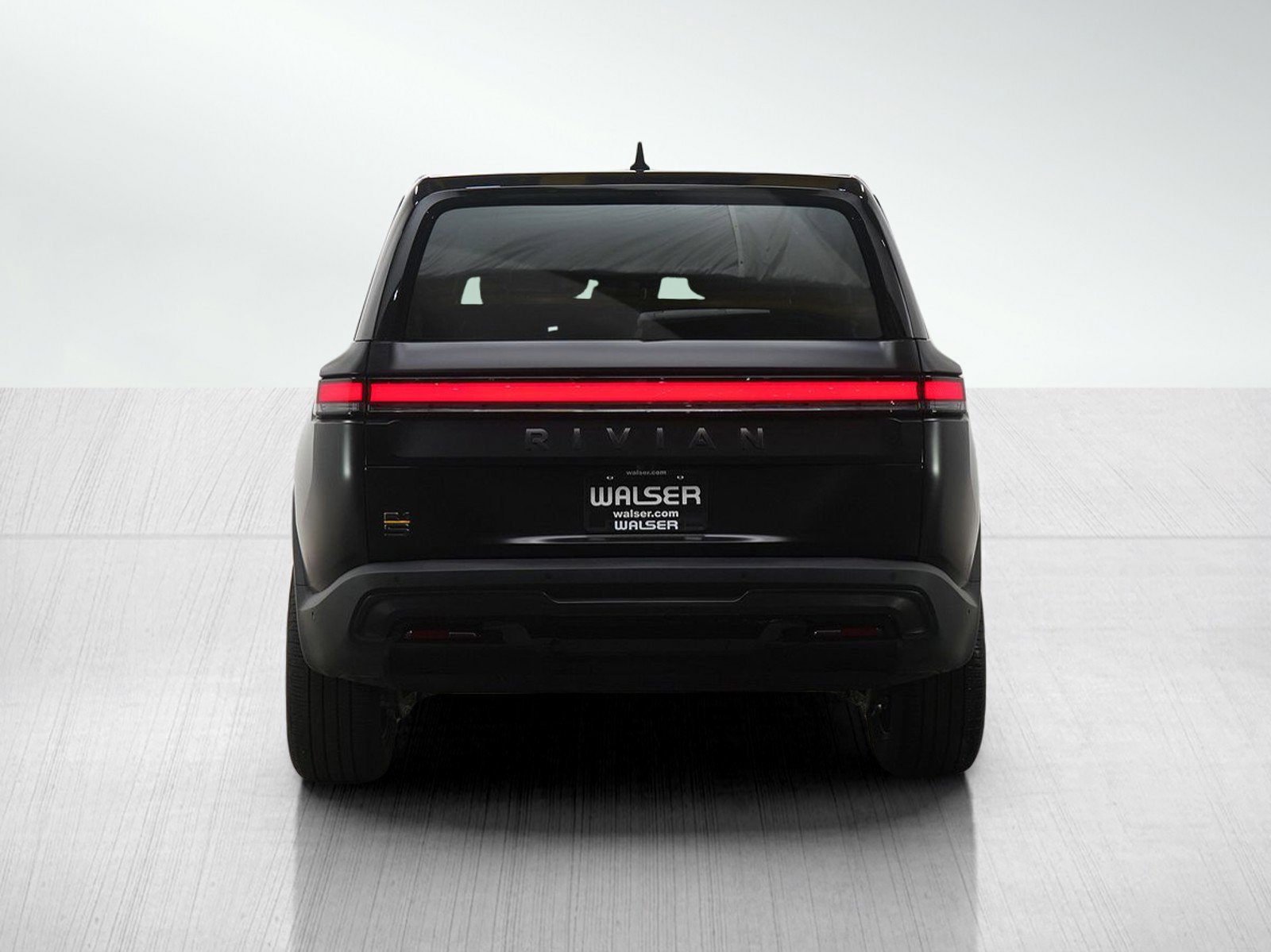 Used 2025 Rivian R1S Premium image 4