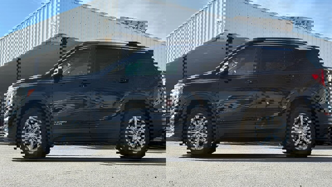 Used 2022 GMC Terrain SLE w/ Driver Convenience Package image 3