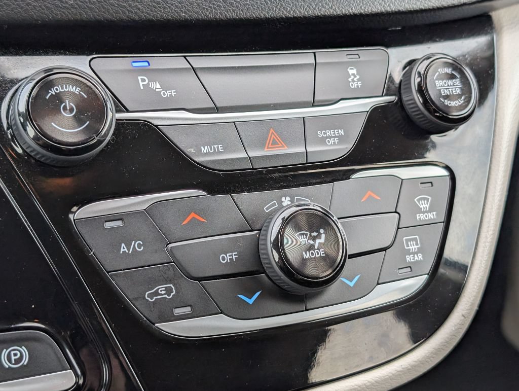 Used 2018 Chrysler Pacifica L FWD image 18