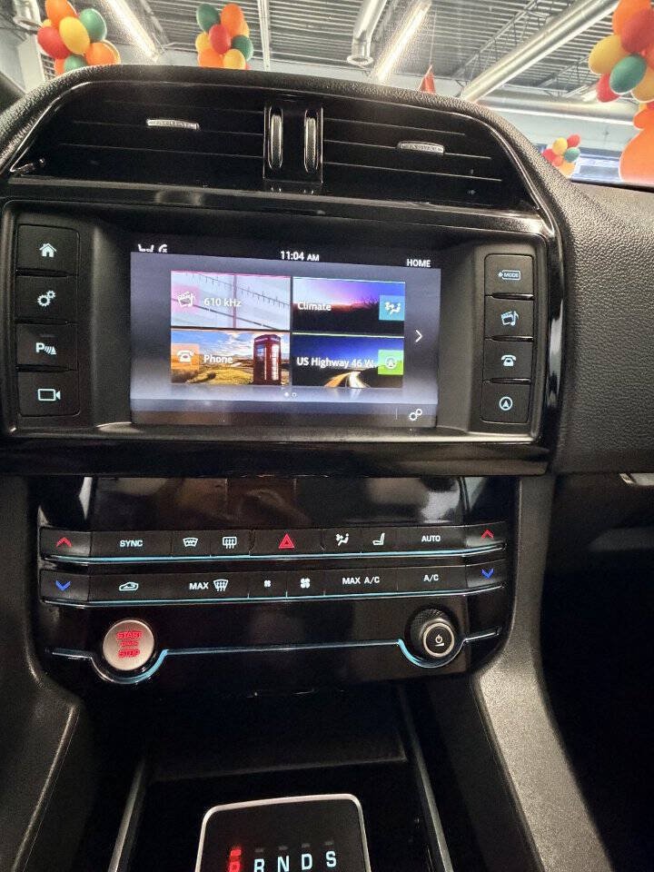 Used 2018 Jaguar F-PACE Premium AWD/4WD image 18